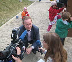 Kunnskapsminister Bård Vegar Solhjell i Sognsveien barnehage under pressekonferansen i dag.