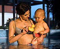 Barn med mødre som har allergi eller astmaplager, har økt risiko for luftveisinfeksjoner og piping i brystet om de deltar i babysvømming
